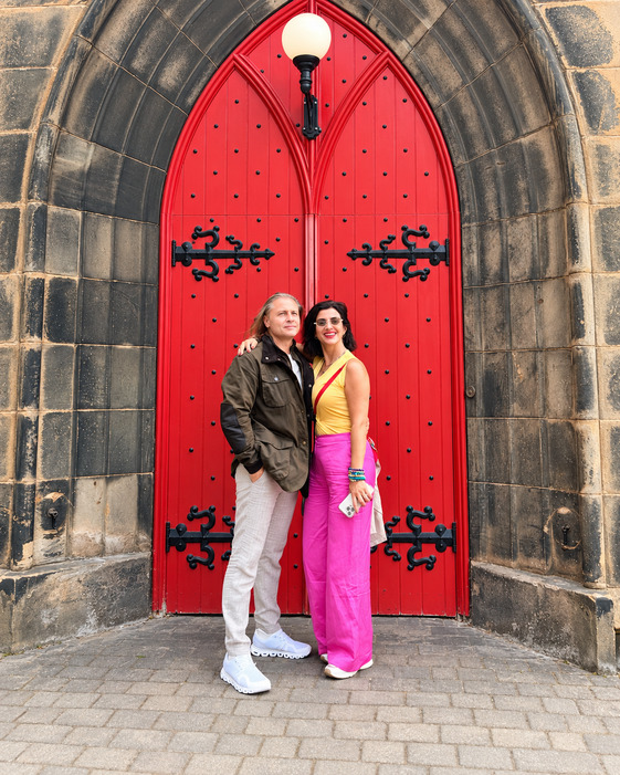 Orçun Turgun ve Zuhal, kırmızı bir kapının önünde